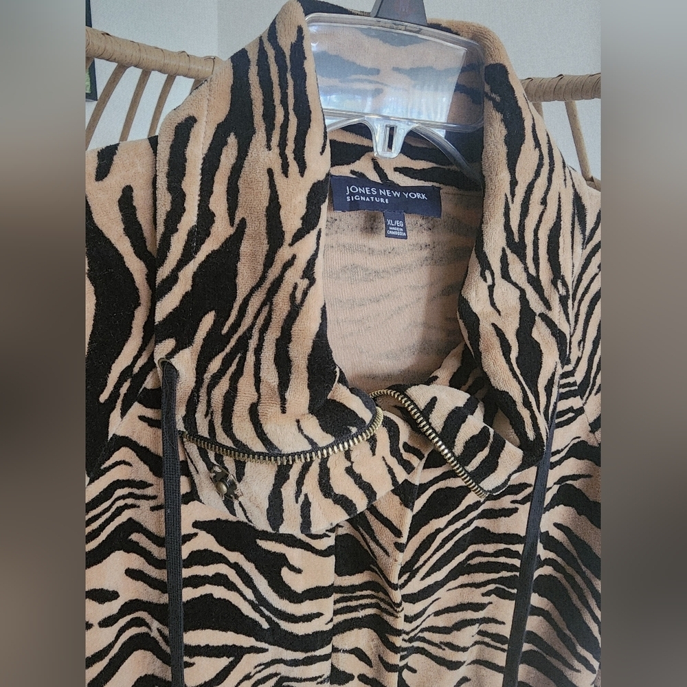 Jones New York Signature Velour Tiger Print Cowl Neck Zip/ Hidden Snap Jacket XL - Picture 5 of 12